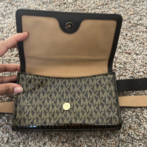 Michael Kors belt bag - Picture 3 of 9